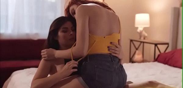  Lacy and Keira eat their wet pussies